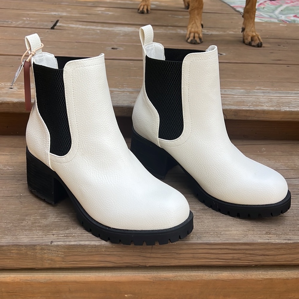 MIA Jonna Lug Sole Chelsea Boot, 9M, White **NWT**